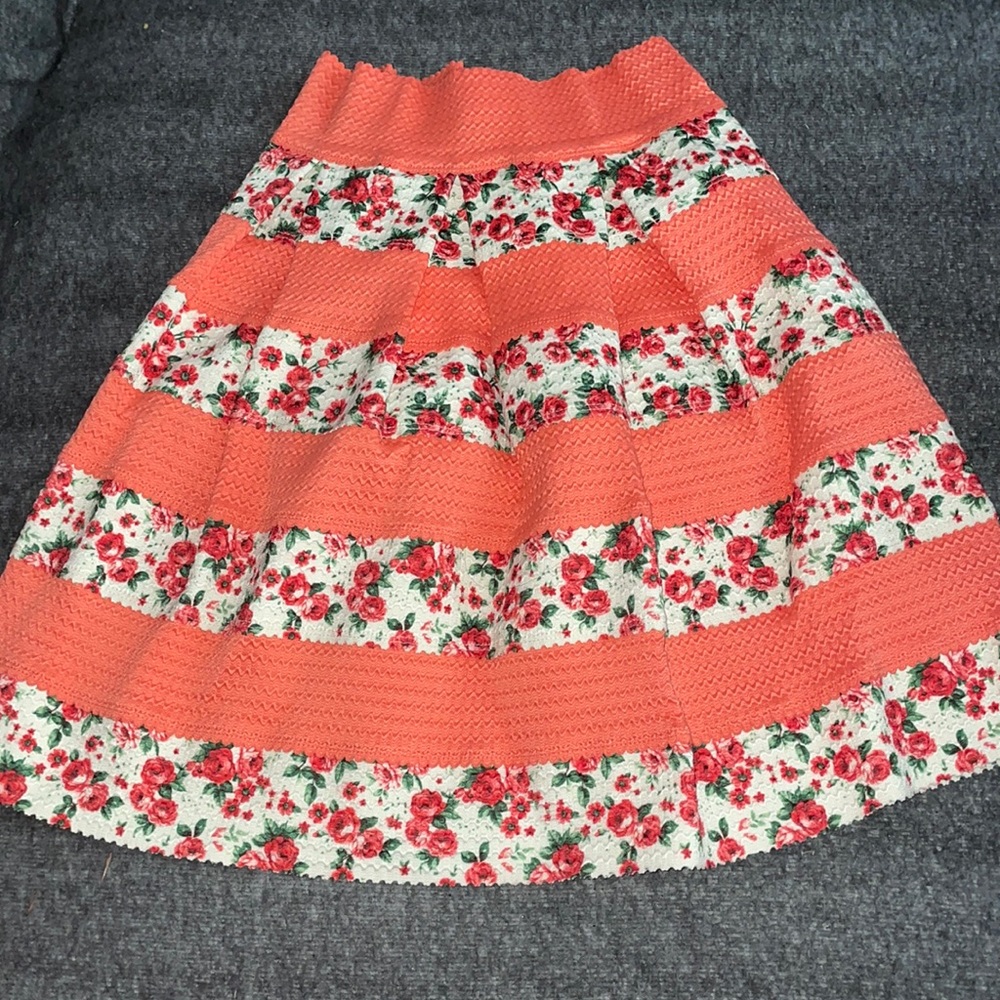 Coral, floral skirt 😍
